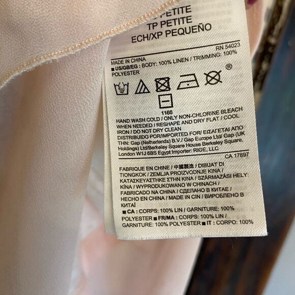 EUC super cute Banana Republic sheer bottom tank - Picture 5 of 7